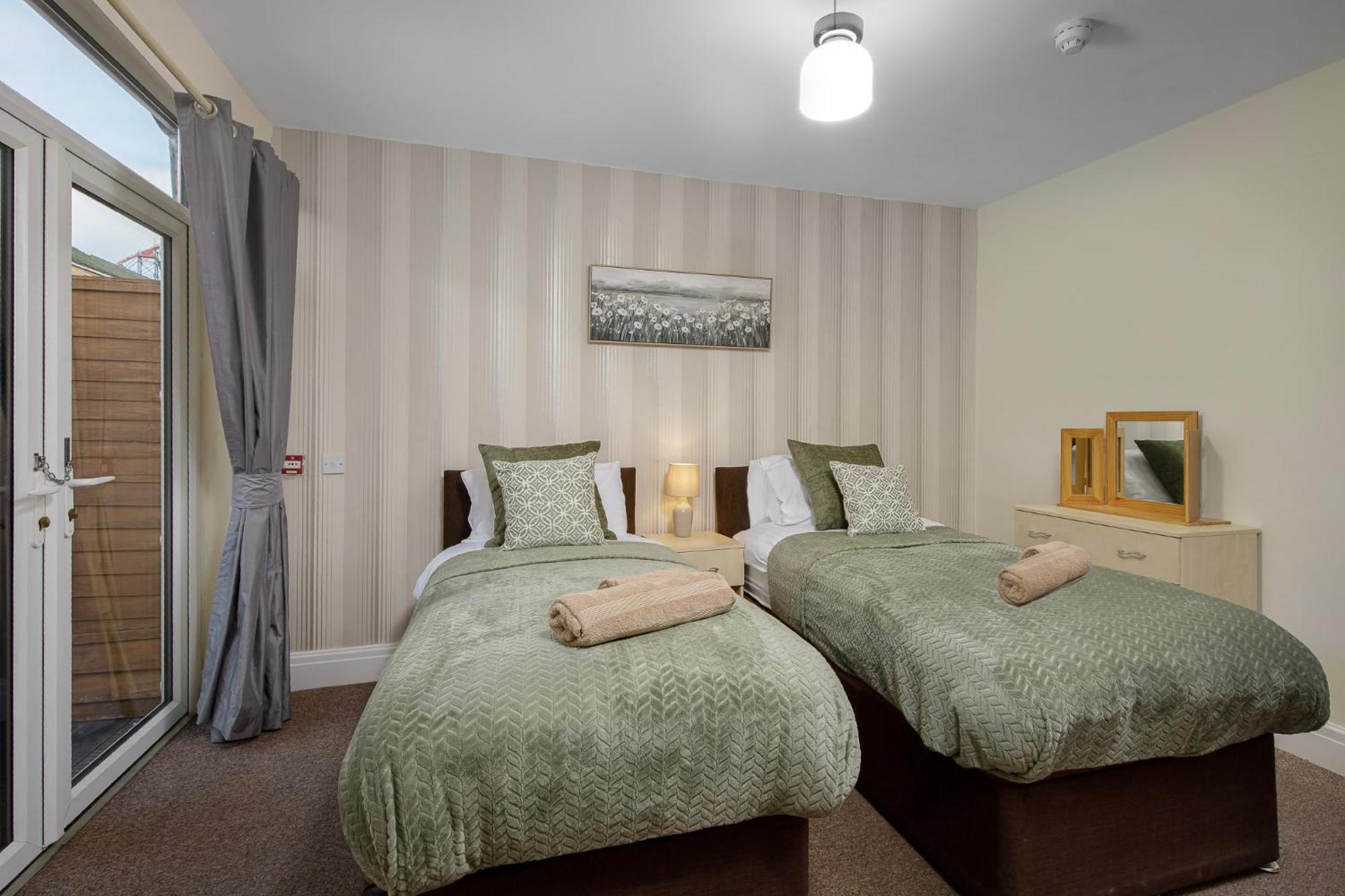 Arnside - Spacious 10-Bedroom Seaside Cottage Μπλάκπουλ Εξωτερικό φωτογραφία